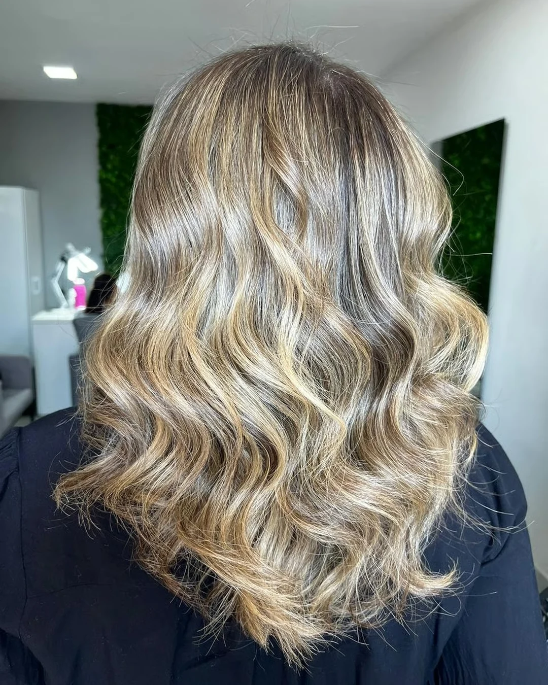 Cabelo loiro com corte e finalização ondulada
